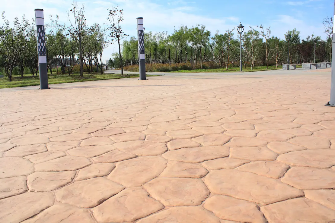 Zone de détente d'une université avec un sol en béton imprimé à Vierzon